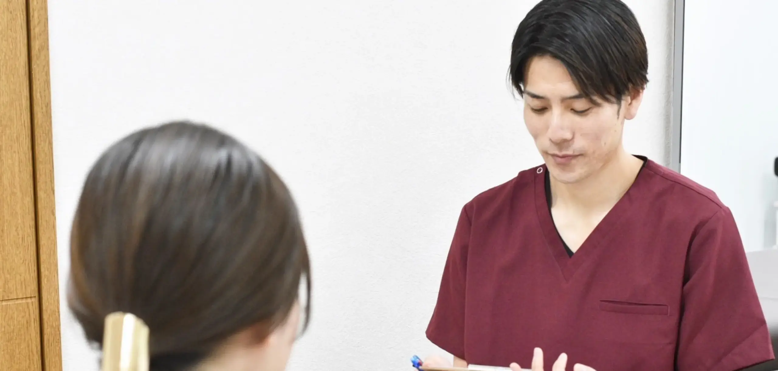 患者さんのカウンセリングをする先生