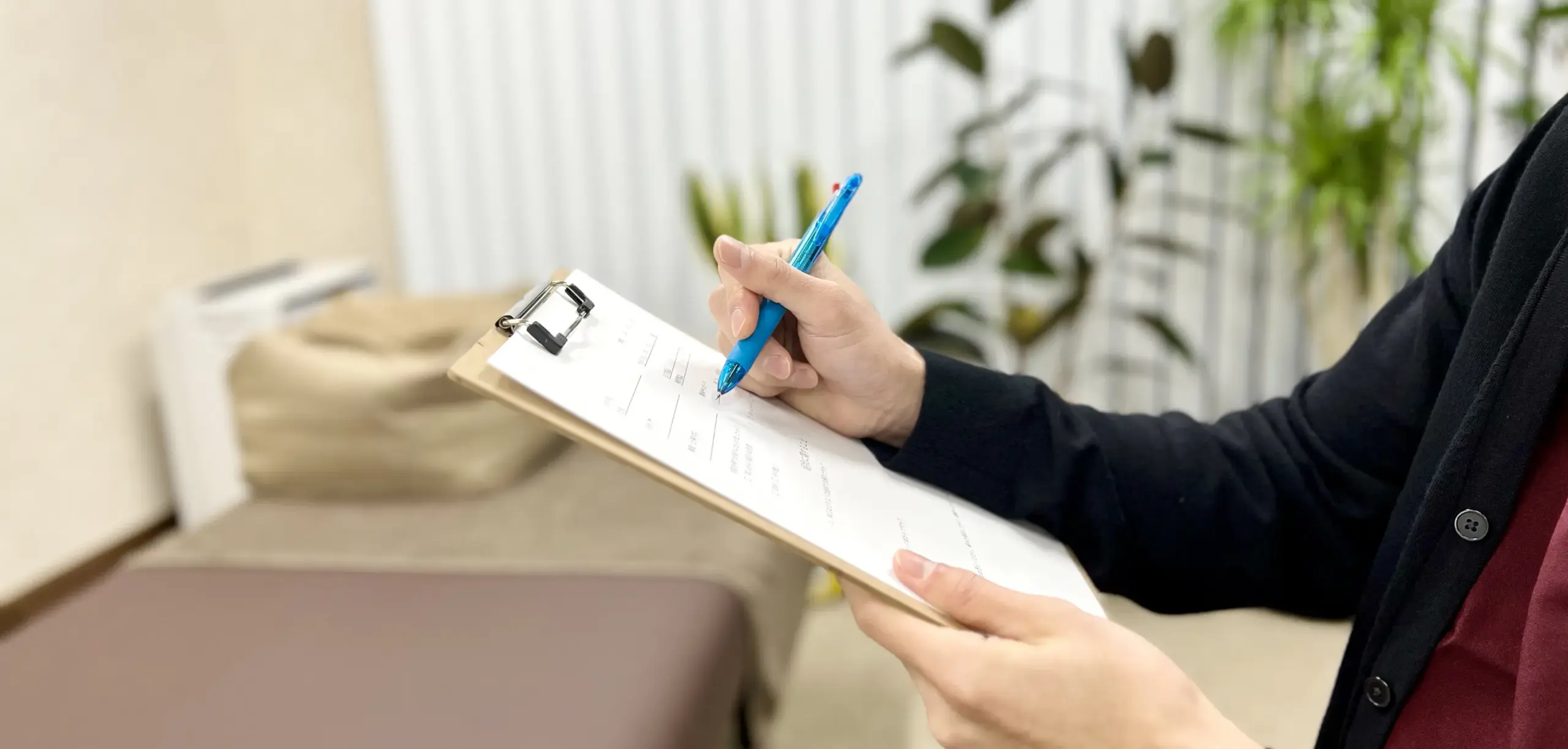 問診票を記入するスタッフ