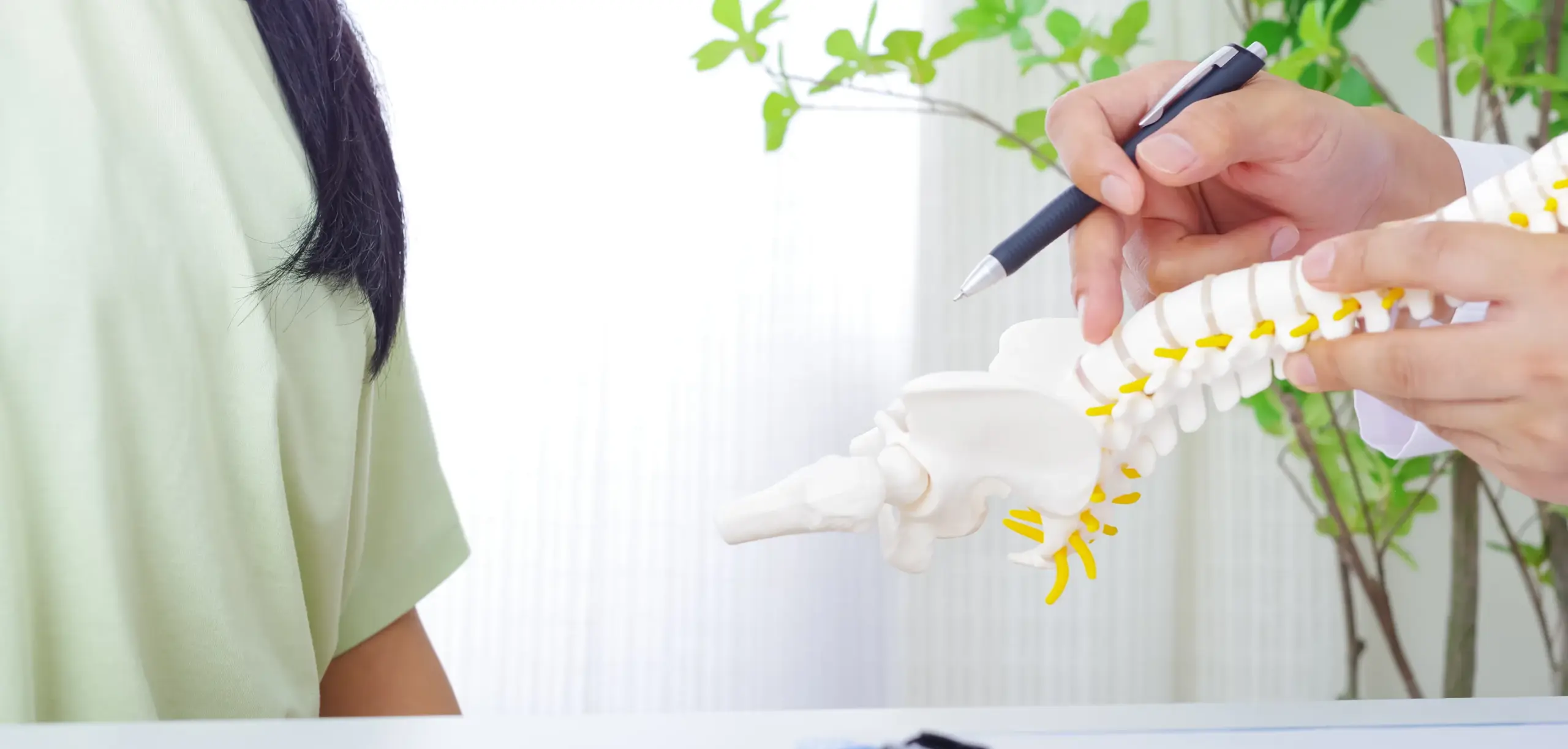 骨模型を見せて患者さんに説明している様子