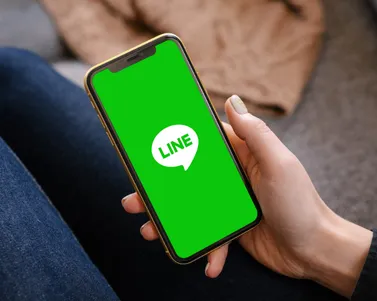 スマートフォンを操作する女性