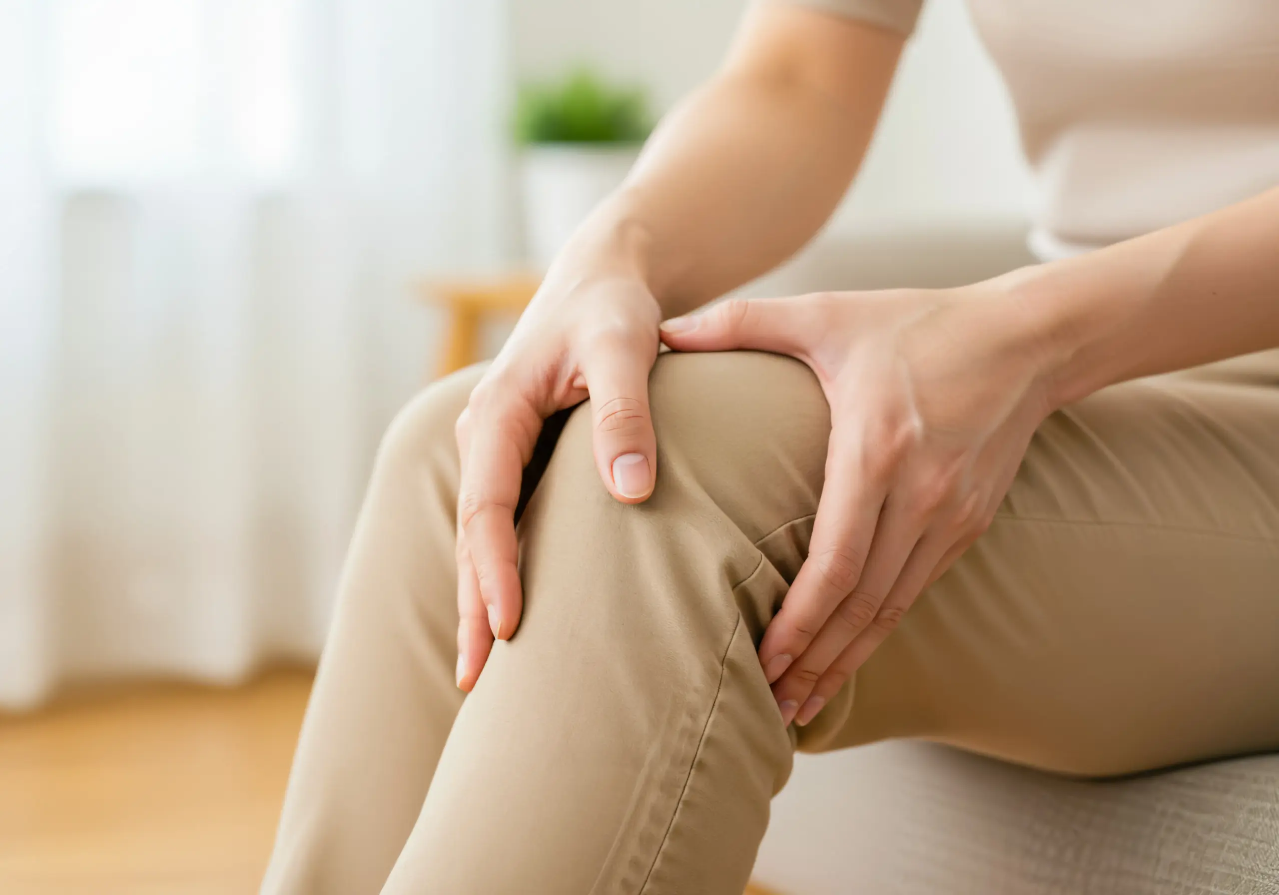 膝を抱える男性