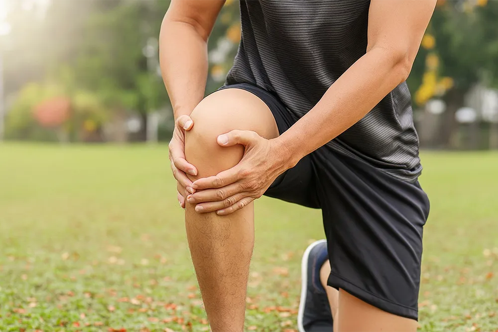 膝を抱える男性