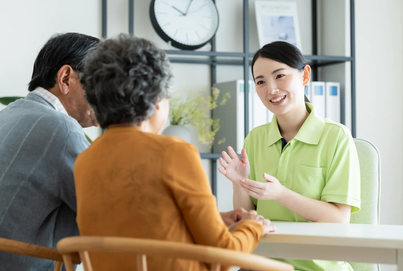 テーブルを囲んで話す家族