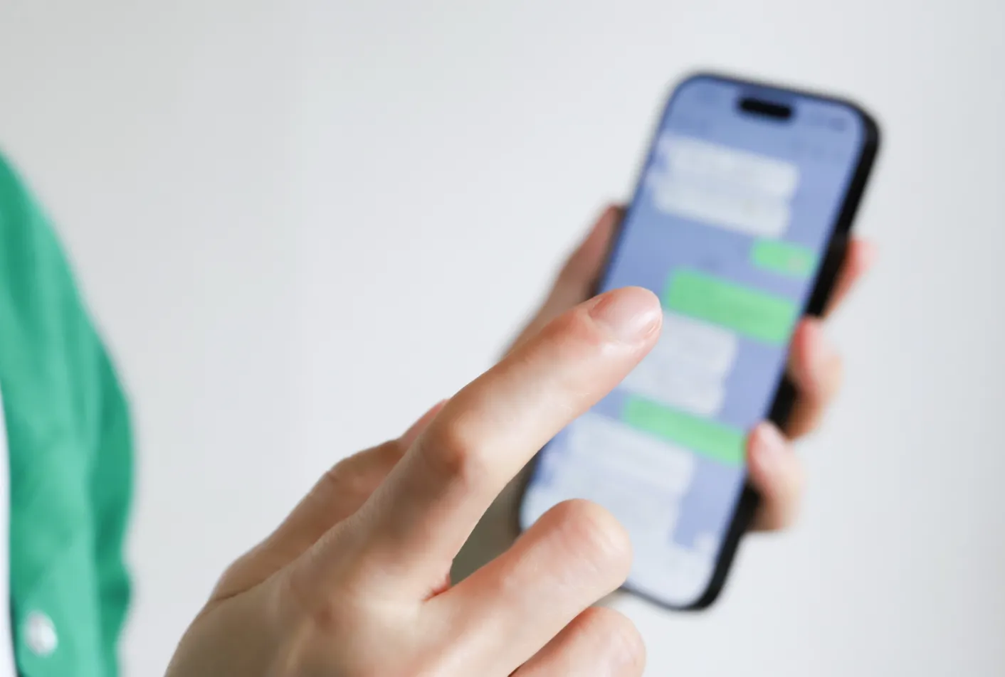 スマホを操作する様子