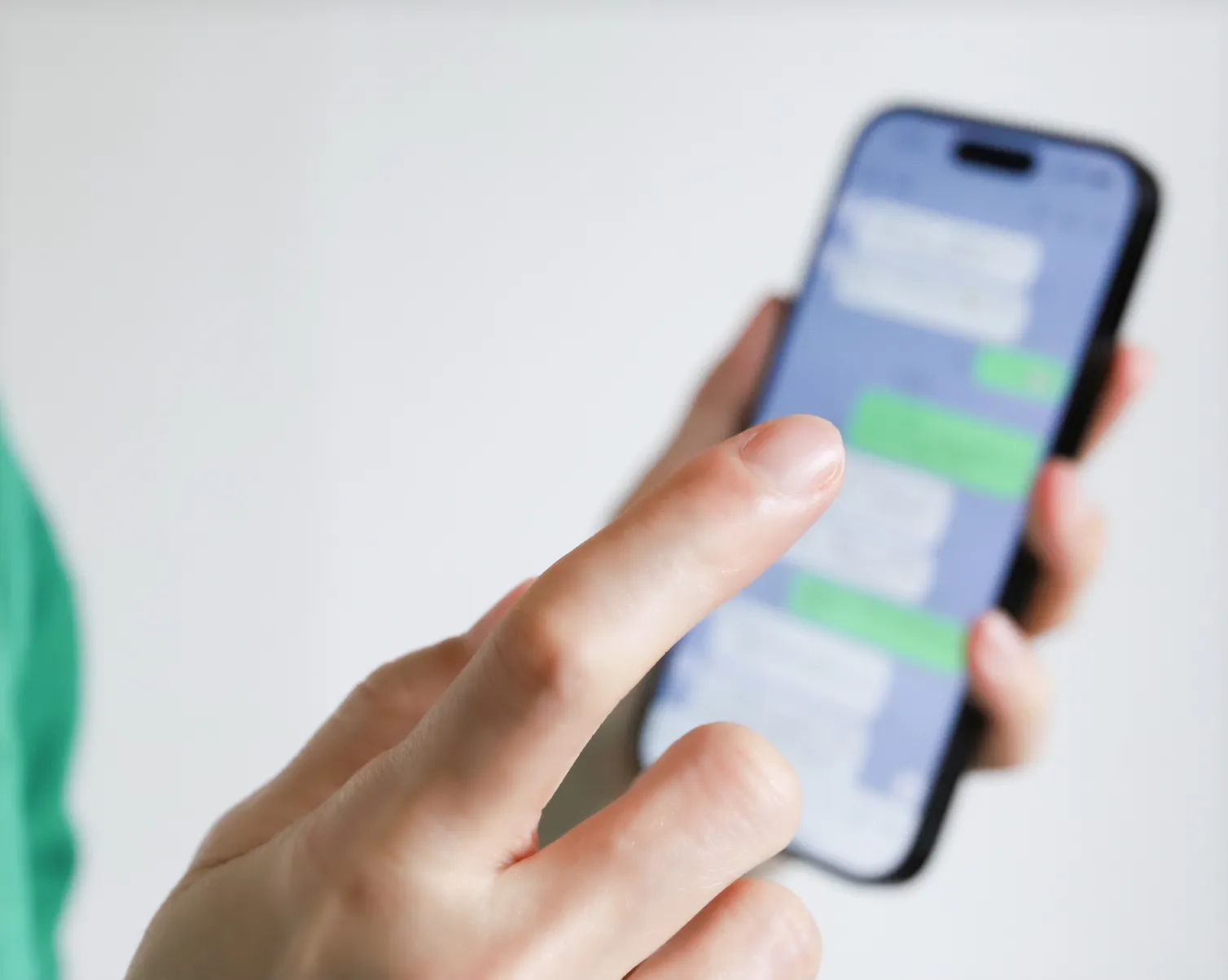 スマートフォンを操作する女性