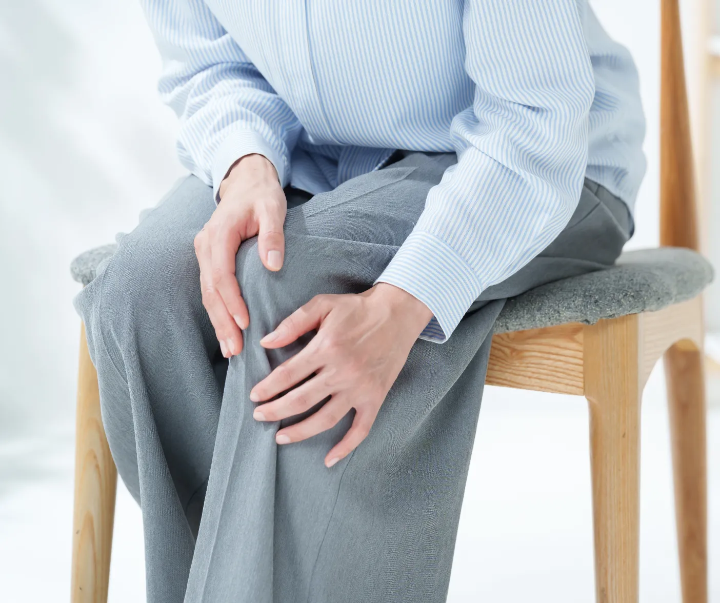 膝を抱える様子