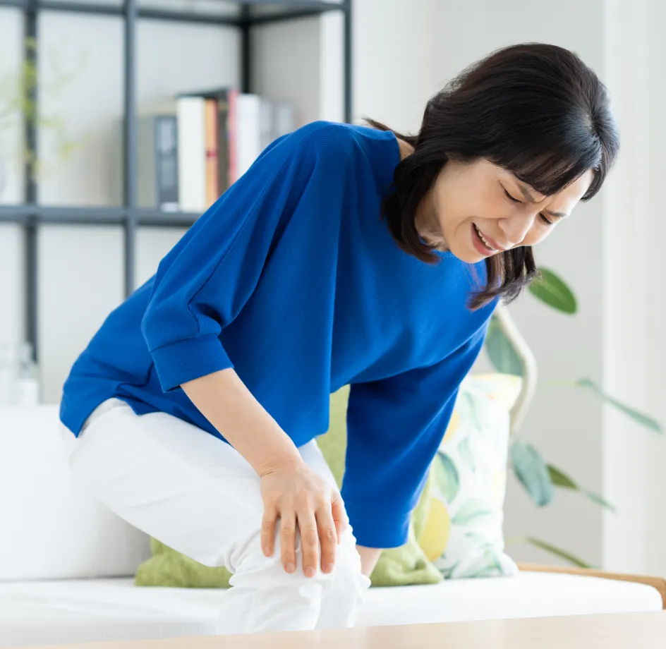 膝を抱える女性