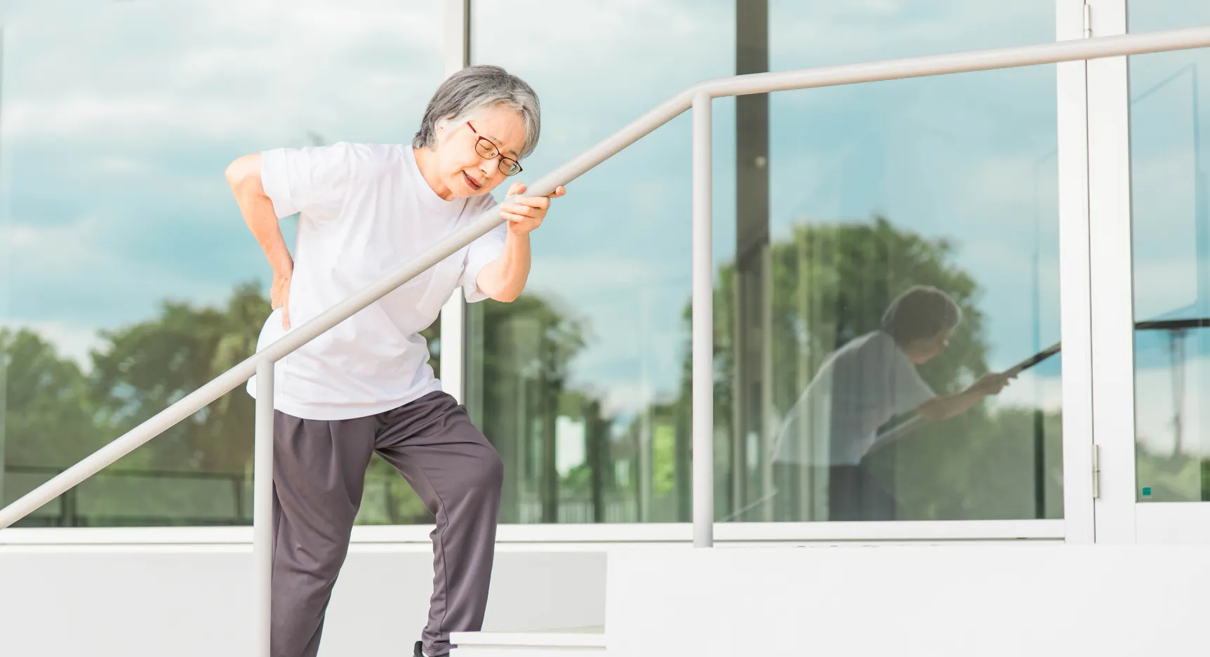 腰を抱える女性