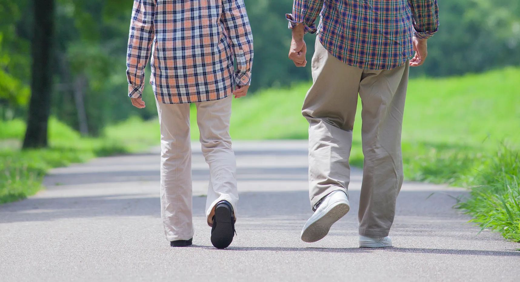 歩いている二人